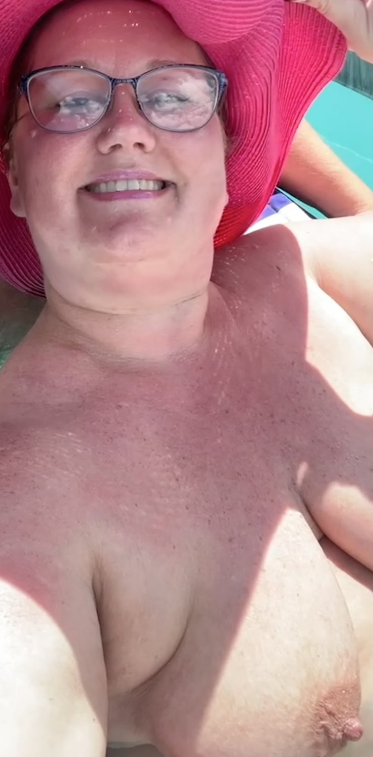 thick mature ginger sunbaking #0NV7Z6PD