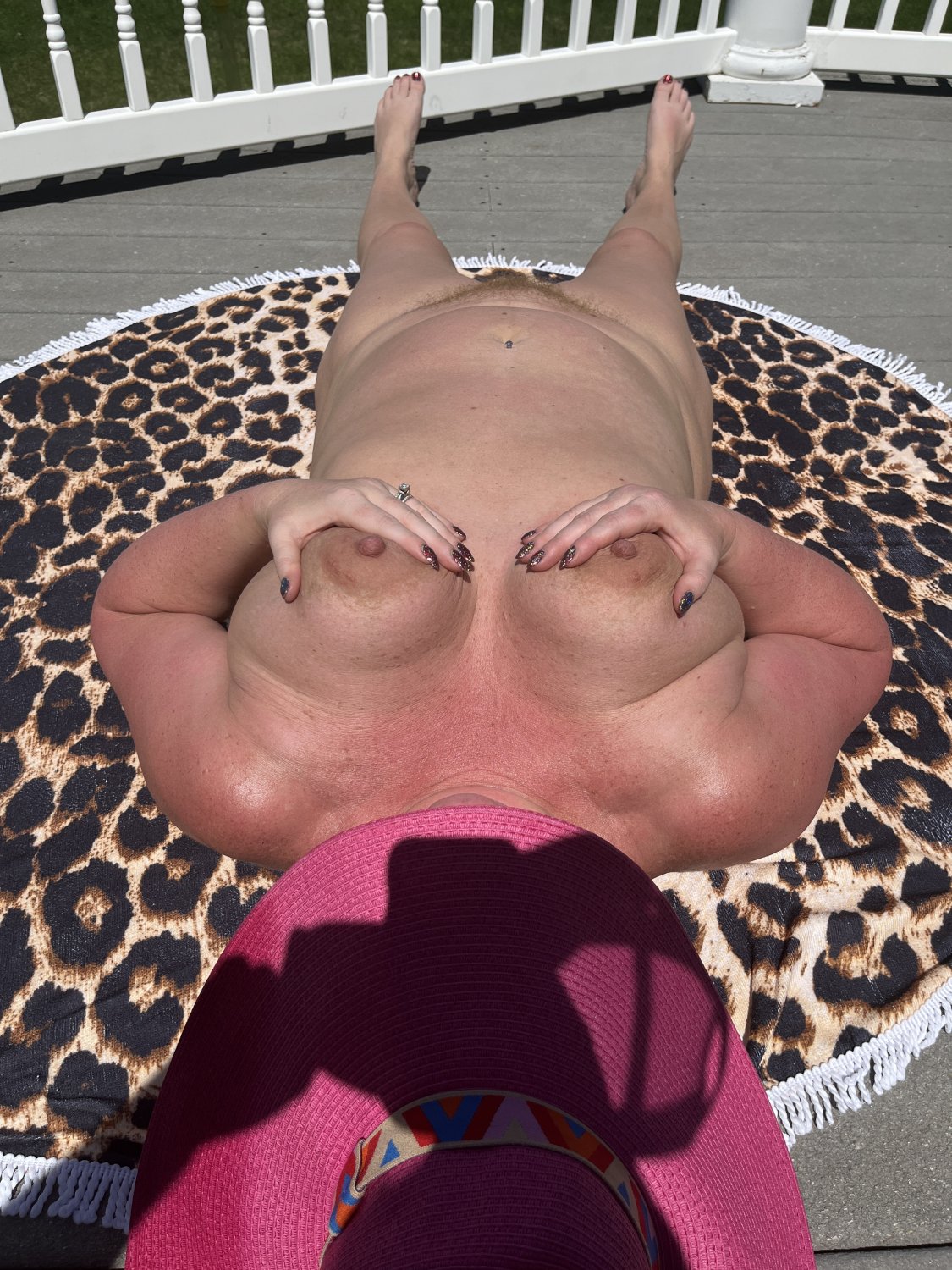 thick mature ginger sunbaking #KDREklyN
