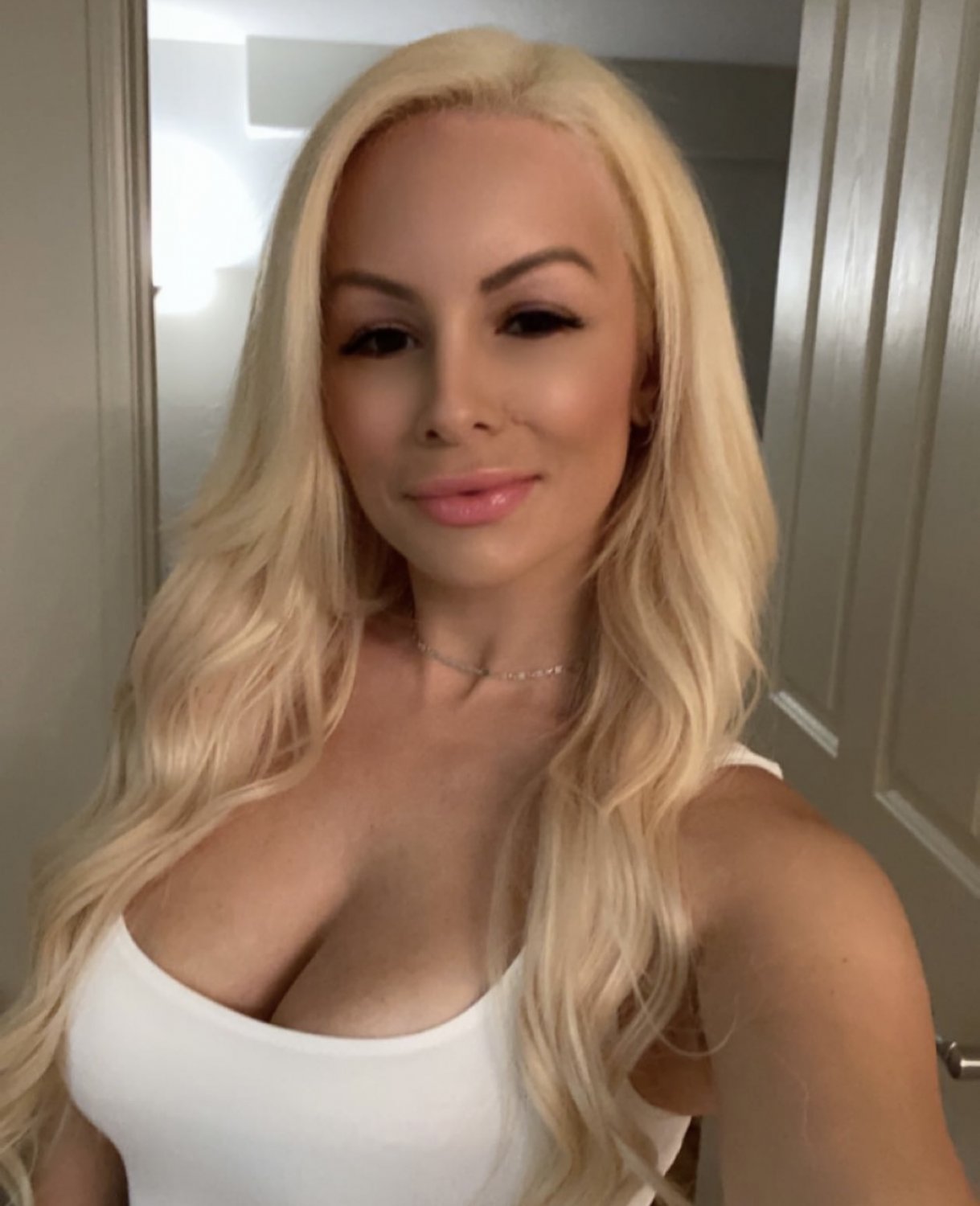California baddie Jenna gets wet, wild & naked in the club for the camera #SB35AKlv