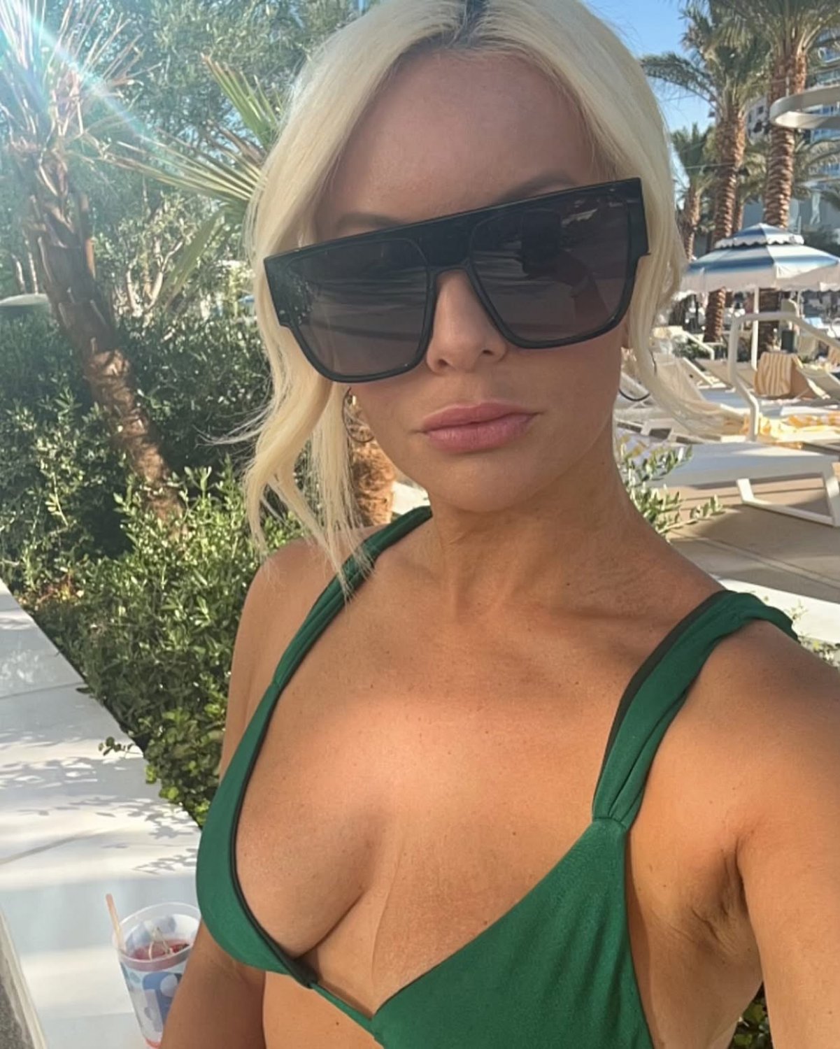 California baddie Jenna gets wet, wild & naked in the club for the camera #aop7mCQA