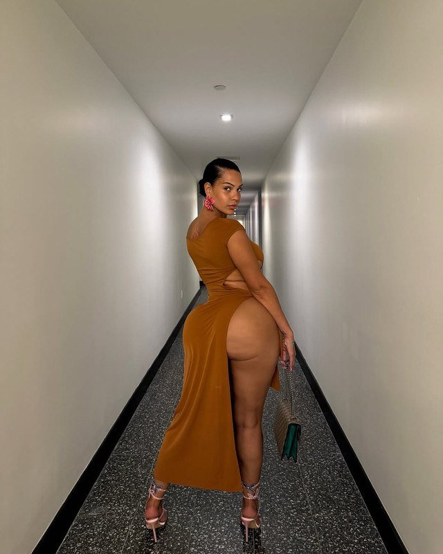 Thick ass model #8vXTRklm