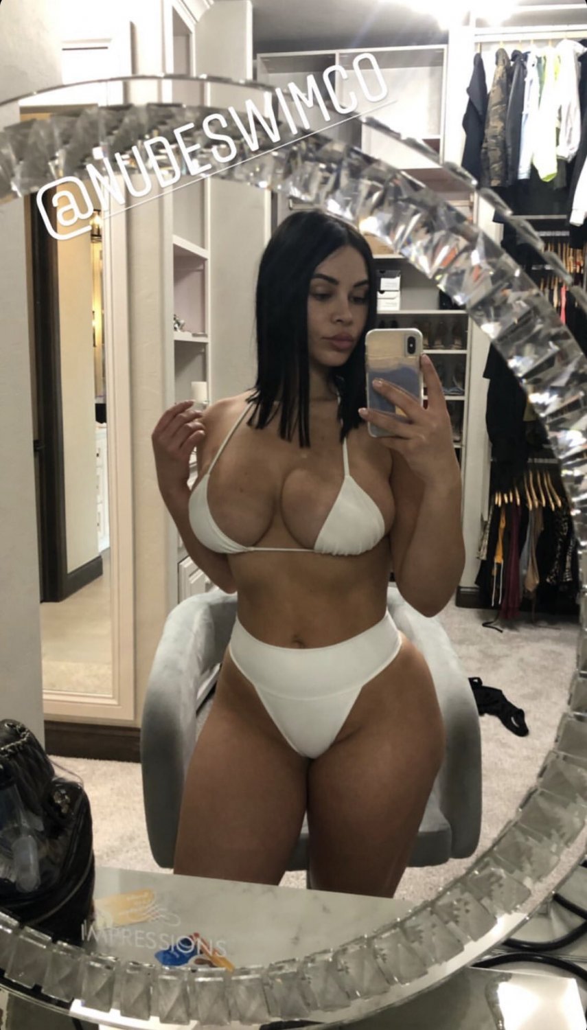 Daniela Rajic peituda puta de jogador #kW8Wm3w5